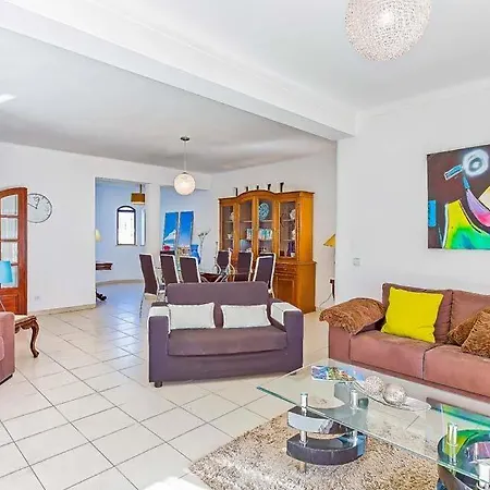 Gale Sleeps 8 Pool Air Con Wifi Villa